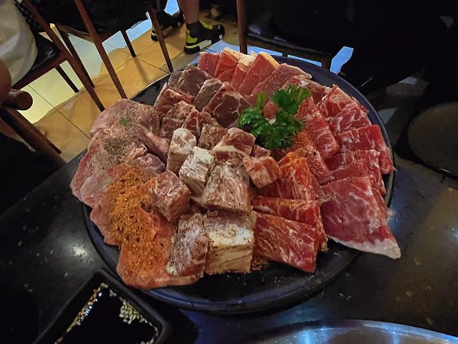 澳门天天好挂牌正版和熊闯入家中上桌偷吃与熊闯入家中上桌偷吃食物